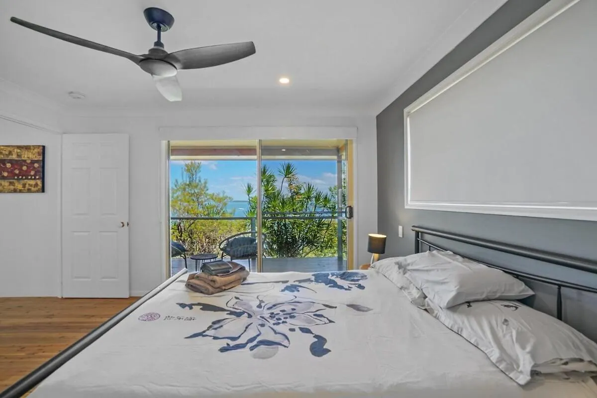 Holiday home Due South Waterfront Home Macleay Island Australia