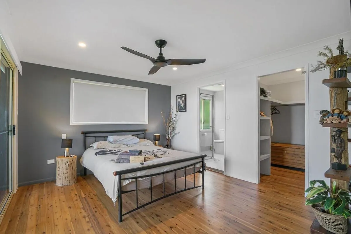Due South Waterfront Home Macleay Island Holiday home