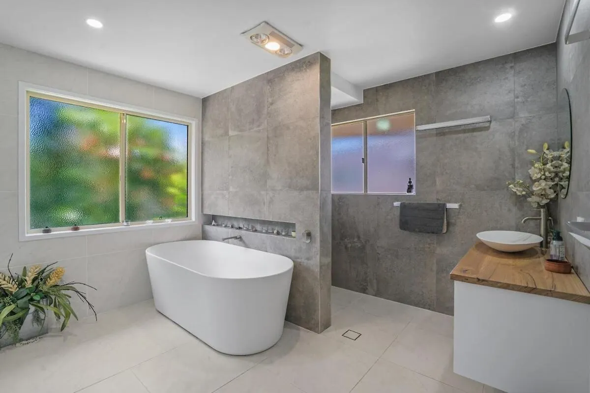 Due South Waterfront Home Macleay Island 0*,