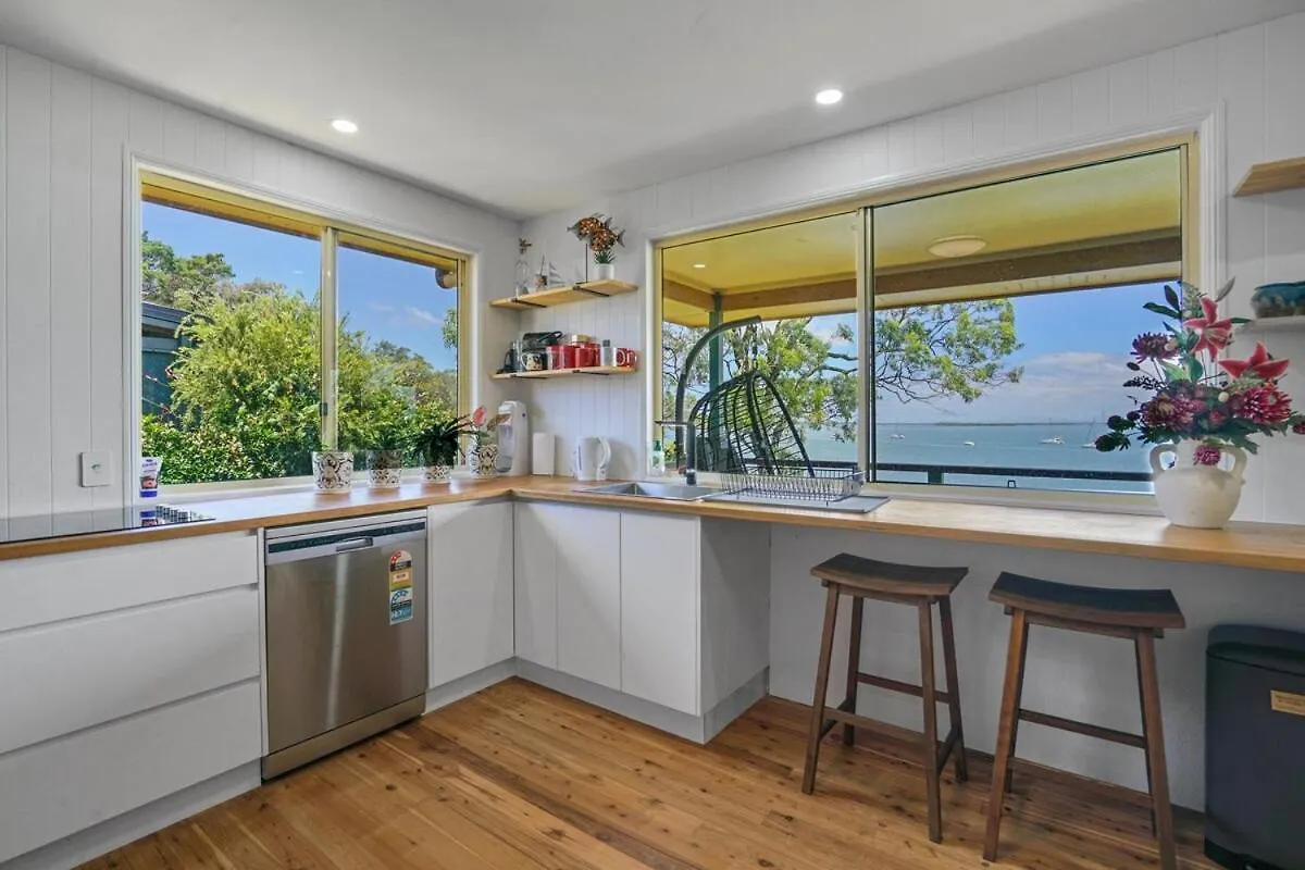 Holiday home Due South Waterfront Home Macleay Island